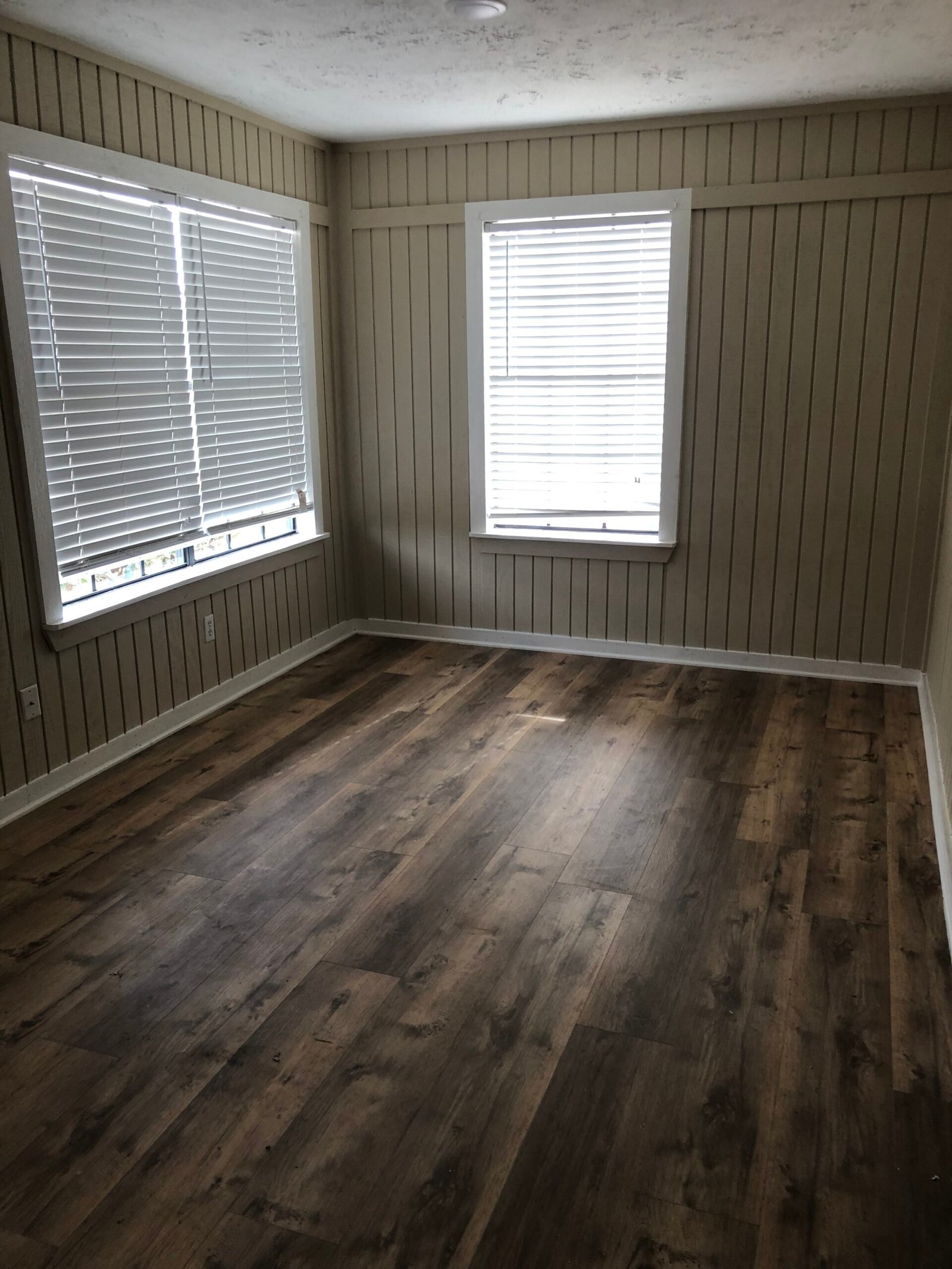 Laminate / Tile Floors
