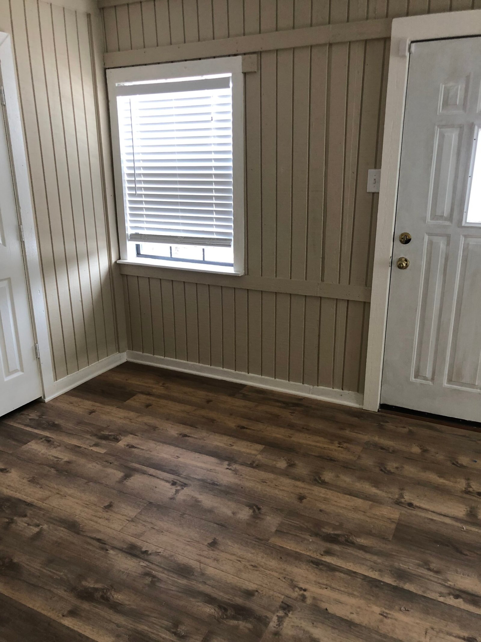 Laminate / Tile Floors project photo 5