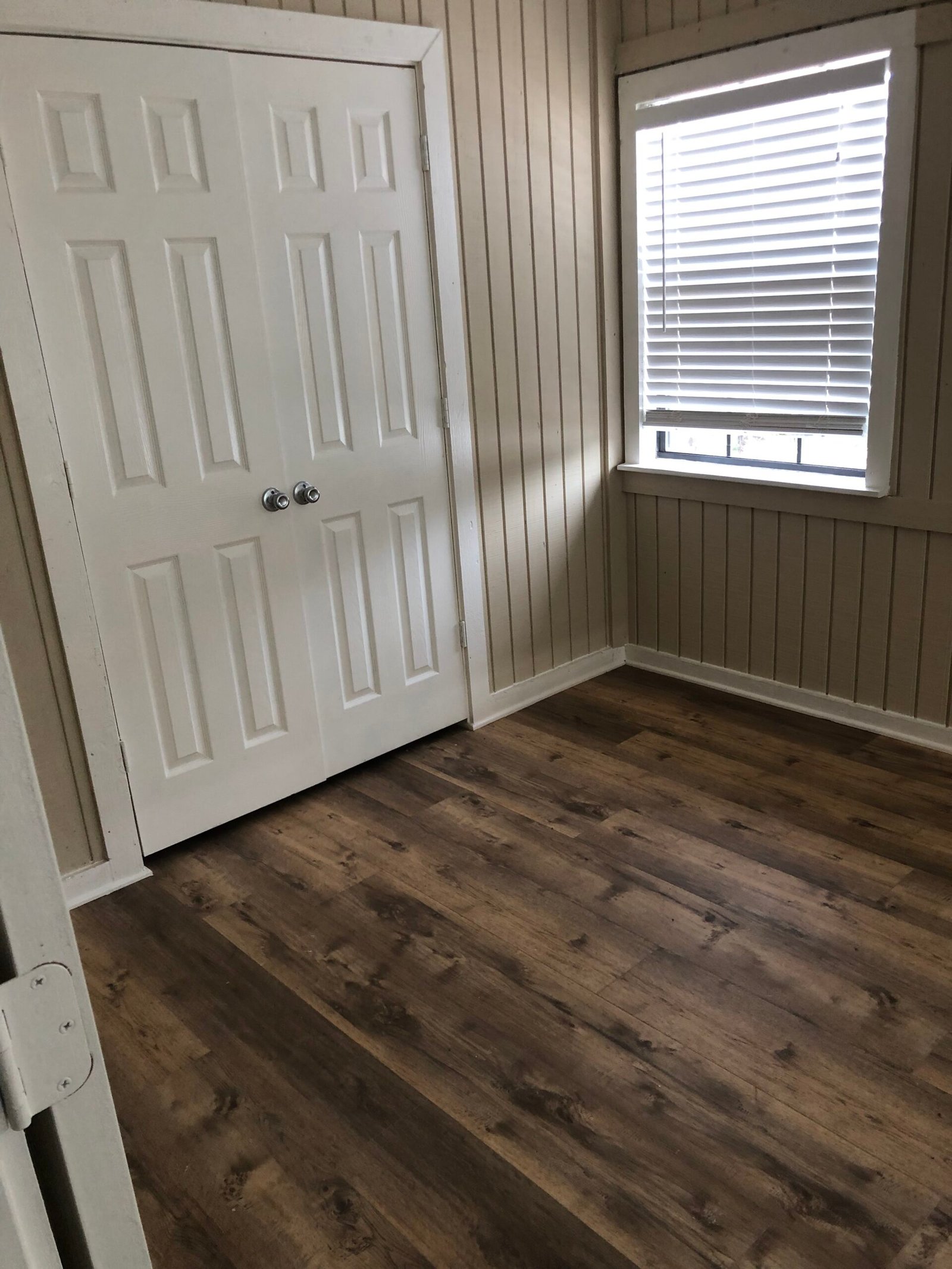 Laminate / Tile Floors project photo 1